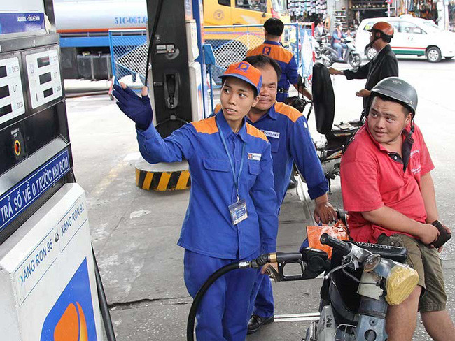 Trong kỳ điều hành giá lần này, cơ quan quản lý giữ nguyên giá bán các loại dầu. Gía xăng giảm 224 đồng/lít