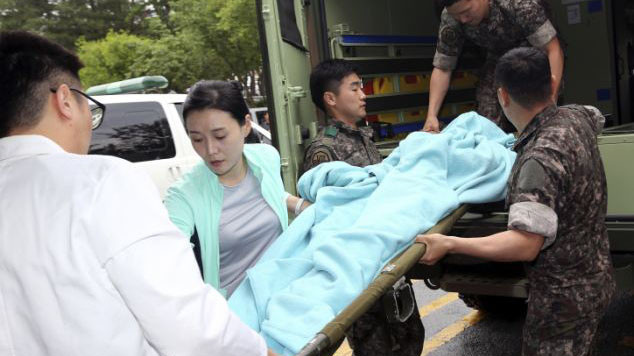 Trung sỹ giả được chùm chăn kín từ đầu đền chân để đánh lừa truyền thông Hàn Quốc