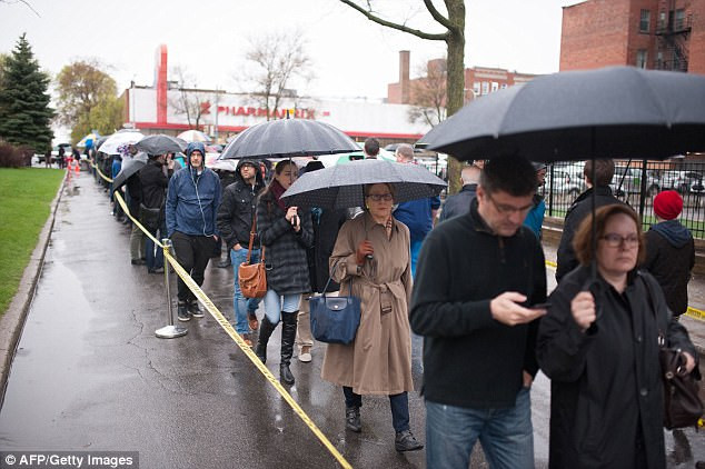 Người dân Pháp xếp hàng bỏ phiếu tại trường Đại học Stanislas ở Montreal, Canada. Hôm 6/5, các cử tri Pháp sống ở nước ngoài bắt đầu đi bỏ phiếu.