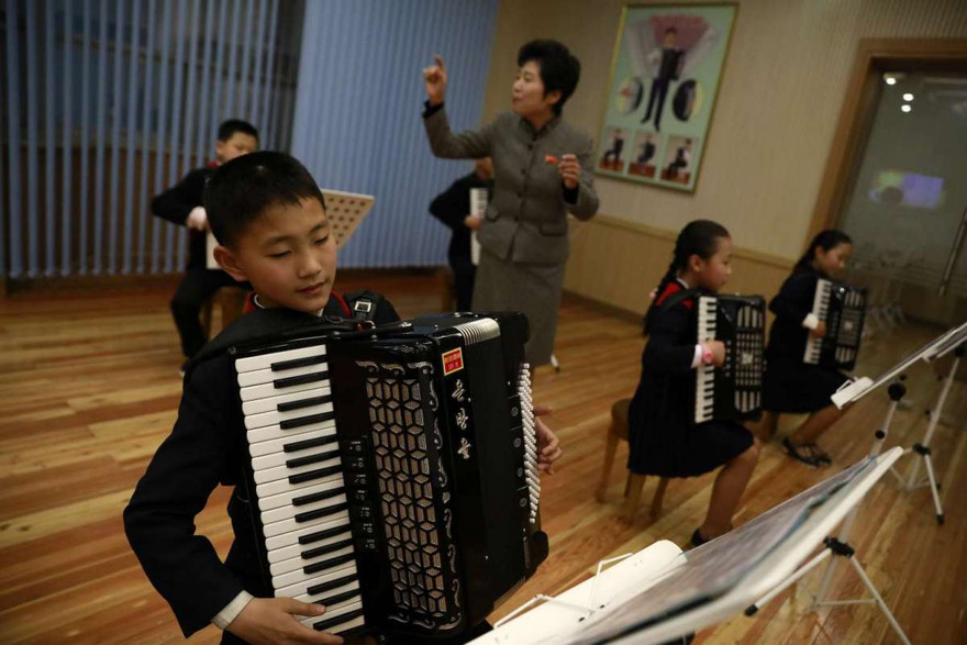 Em bé chơi nhạc tại Cung Thiếu nhi Mangyondae ở Bình Nhưỡng.