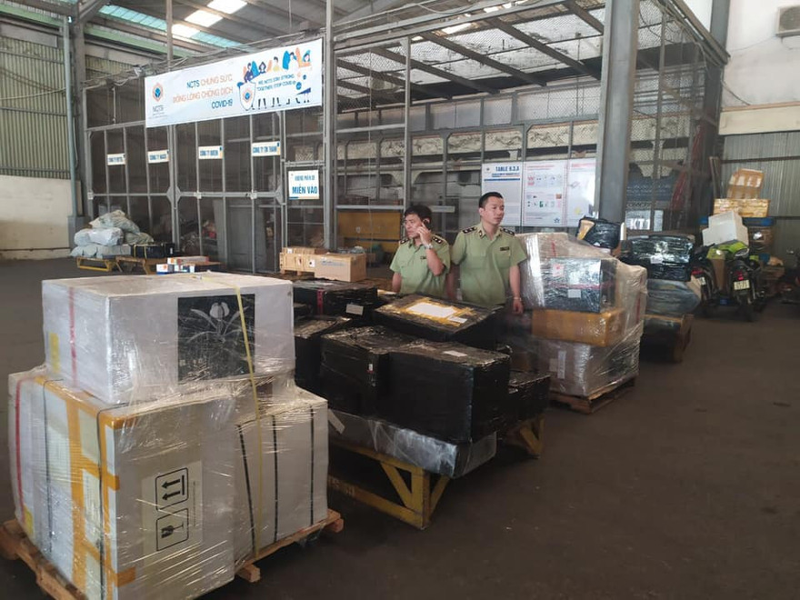 Số hàng hóa không nguồn gốc bị quản lý thị trường thu giữ tại kho hàng ở Nội Bài