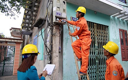 Lãnh đạo EVN cho hay, đã bổ sung thêm 2 bước trong quy trình ghi chỉ số điện nhằm hạn chế các sai sót. Ngành điện cũng xử lý nghiêm các trường hợp vi phạm quy định