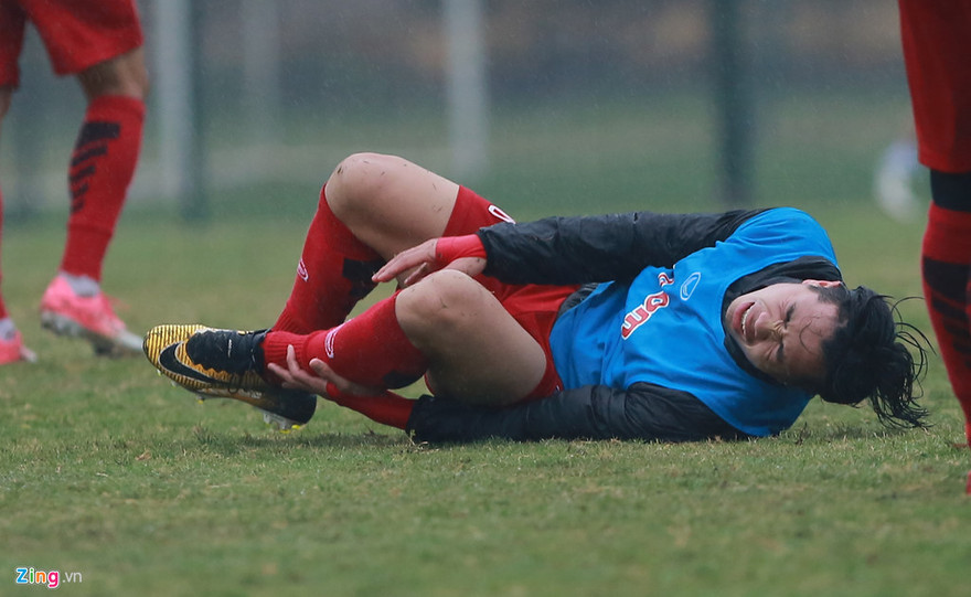 Công Phượng đau đớn sau khi bị đau ở buổi tập ngày 27/12 của U23 Việt Nam.