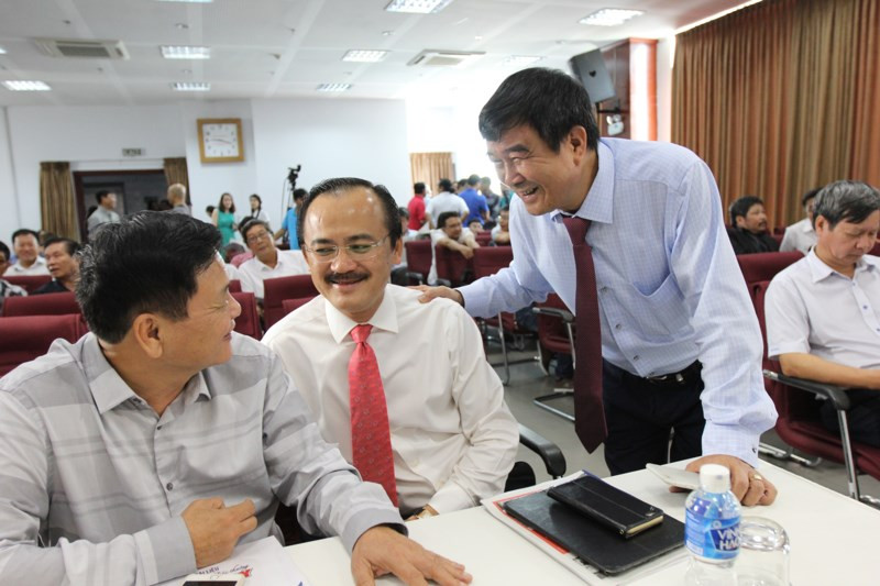 Ông Võ Quốc Thắng (giữa) thôi chức Chủ tịch VPF. 