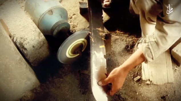 Phiến quân IS mài đao. Ảnh: Dailymail