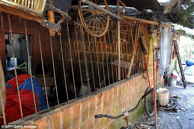 Nhốt vợ và con trai như nô lệ nhiều năm