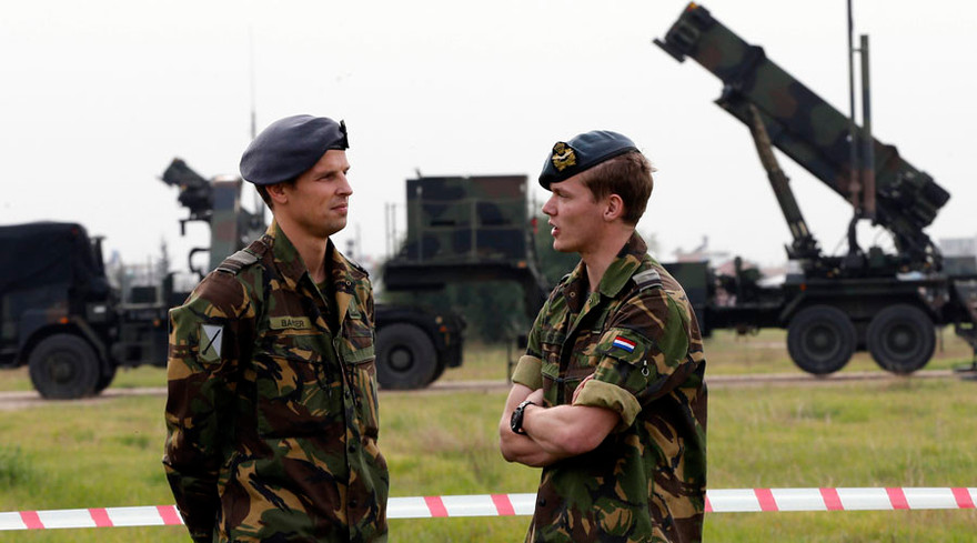 Thiếu đạn, binh sỹ Hà Lan phải 'bắn súng miệng" khi diễn tập