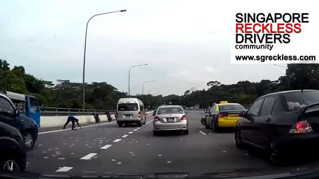 Tiền rơi đầy trên đường ở Singapore