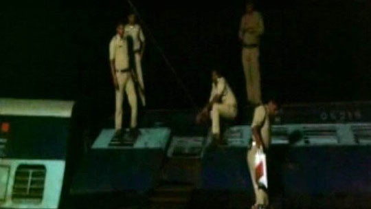 Lực lượng cứu hộ tại hiện trường vụ tai nạn