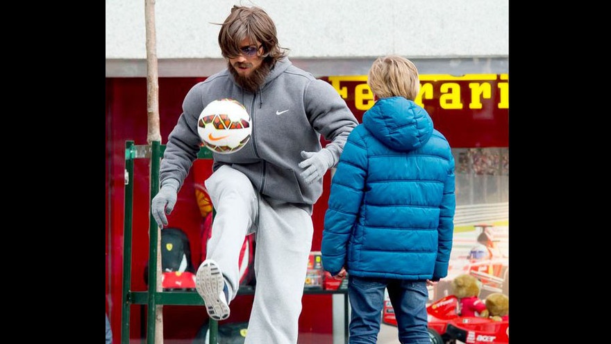 Cristiano Ronaldo hóa trang thành người vô gia cư gây bất ngờ cho fan trên phố