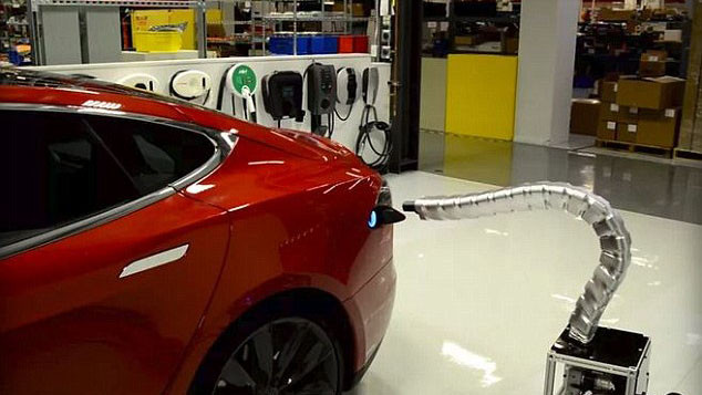 Rắn sắt tự động tìm đến xe điện để sạc