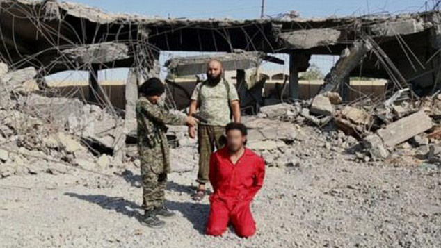 Chiến binh nhí chĩa súng vào đầu người bị ISC cáo buộc làm gián điệp.