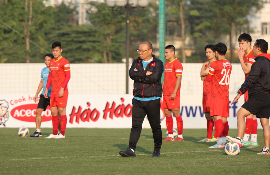 HLV Park Hang-seo và các học trò đặt mục tiêu giành điểm trong cuộc đối đầu với Trung Quốc ngày 1/2. (ảnh Anh Đoàn).