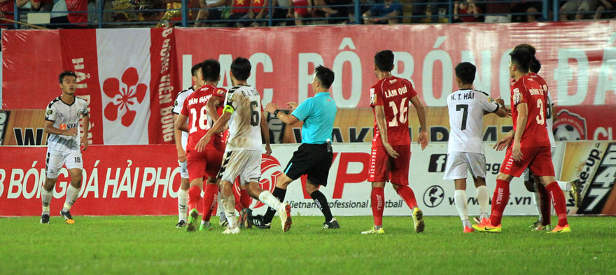 Trọng tài Trần Trung Hiếu mắc lỗi hy hữu rút nhầm thẻ đỏ ở trận Hải Phòng-Đà Nẵng, vòng 5 Wake Up 247 V-League 2019.