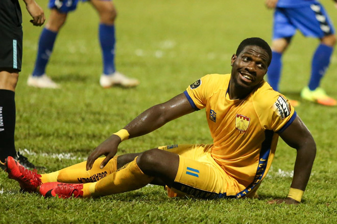 Rimario và các đồng đội không thể giữ lại đủ 3 điểm trên sân Thanh Hoá trong trận đấu với Khánh Hoà ở lượt 6 V-League. 