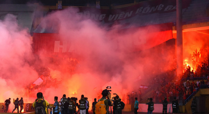 Sân Hàng Đẫy chiều 21/4 mịt mù pháo sáng do CĐV Hải Phòng đốt.