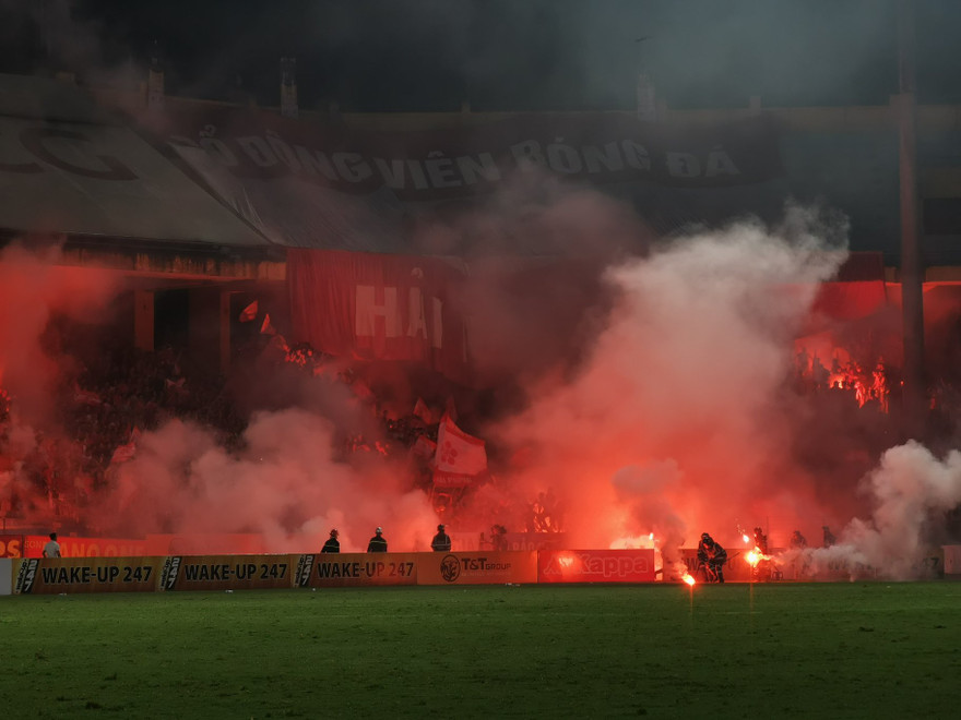 CĐV Hải Phòng thường xuyên vi phạm quy định cấm đốt pháo sáng của VFF. 