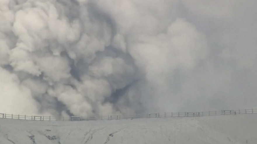 Núi lửa Aso phun tro bụi 