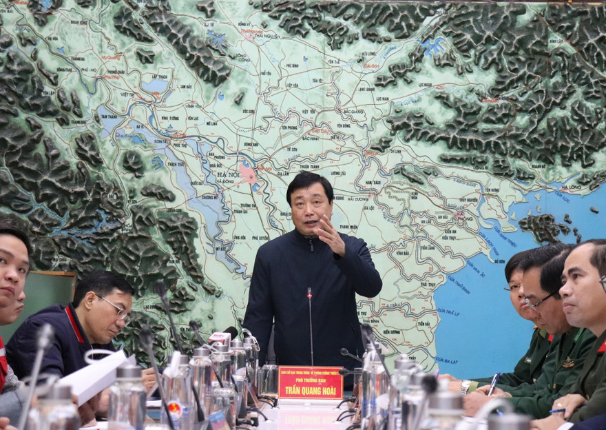 Ông Trần Quang Hoài, Phó Trưởng ban chỉ đạo Trung ương về Phòng chống thiên tai yêu cầu các địa phương không chủ quan, tập trung kêu gọi, hướng dẫn tàu thuyền và chủ động các biện pháp ứng phó với bão số 14.