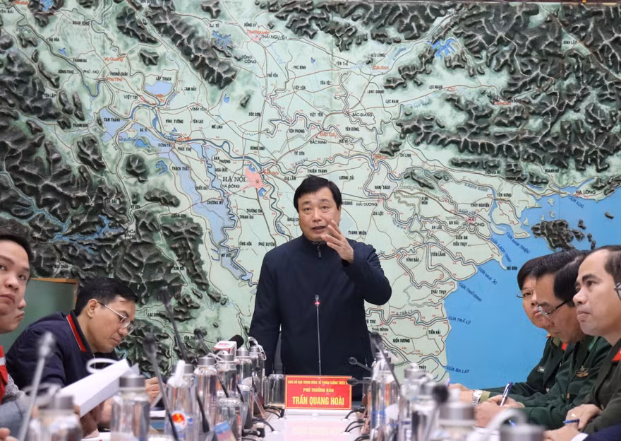 Ông Trần Quang Hoài, Phó Trưởng ban chỉ đạo Trung ương về Phòng chống thiên tai yêu cầu các địa phương không chủ quan, tập trung kêu gọi, hướng dẫn tàu thuyền và chủ động các biện pháp ứng phó với bão số 14.