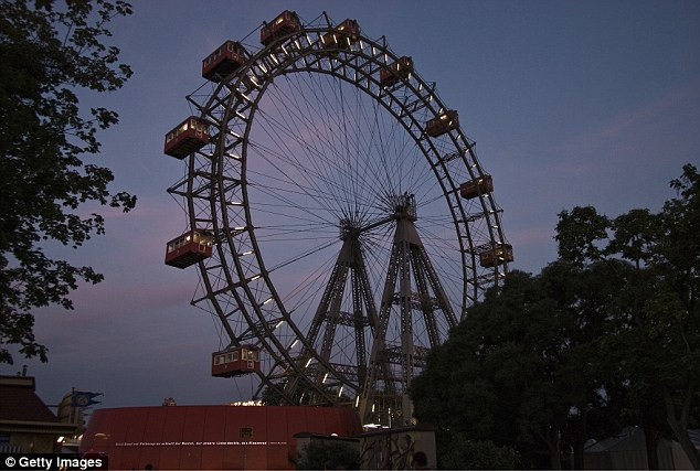 Vòng đu quay Wiener Riesenrad là điểm du lịch hấp dẫn ở Áo.