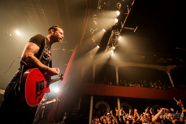 Thành viên ban nhạc Eagles of Death Metal biểu diễn trên sân khấu. Ảnh: Mirror