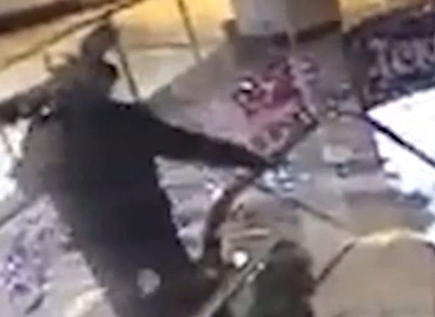 Người đàn ông gặp nạn khi đi thang cuốn. Ảnh: Mirror