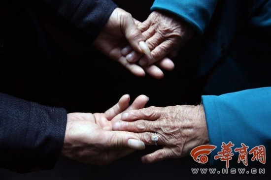 Cụ bà hạnh phúc khi được chồng trẻ trao nhẫn.