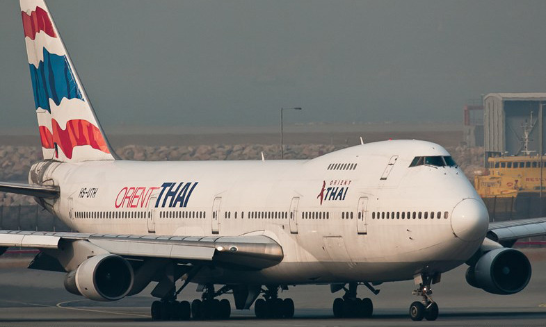 Máy bay đang tiếp liệu, hành khách đòi mở cửa hút thuốc