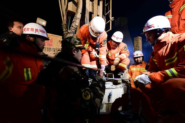 Lực lượng cứu hộ tại hiện trường. 