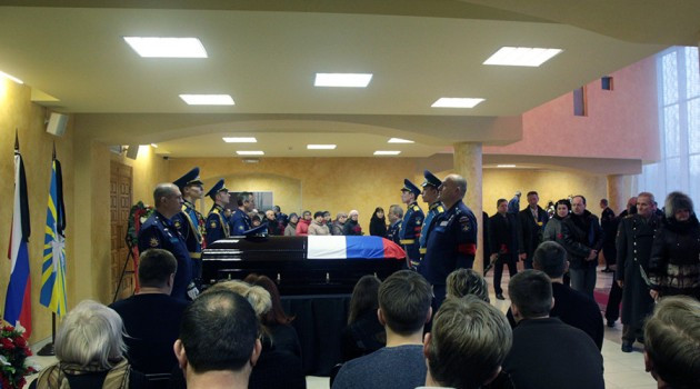 Thi thể Oleg Peshkov được đưa về quê nhà. Ảnh: RT