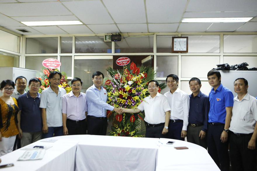 Bí thư thứ nhất T.Ư Đoàn Lê Quốc Phong thăm và tăng hoa báo Tiền Phong ngày Báo chí Cách mạng Việt Nam 21/6 (Ảnh: Như Ý)