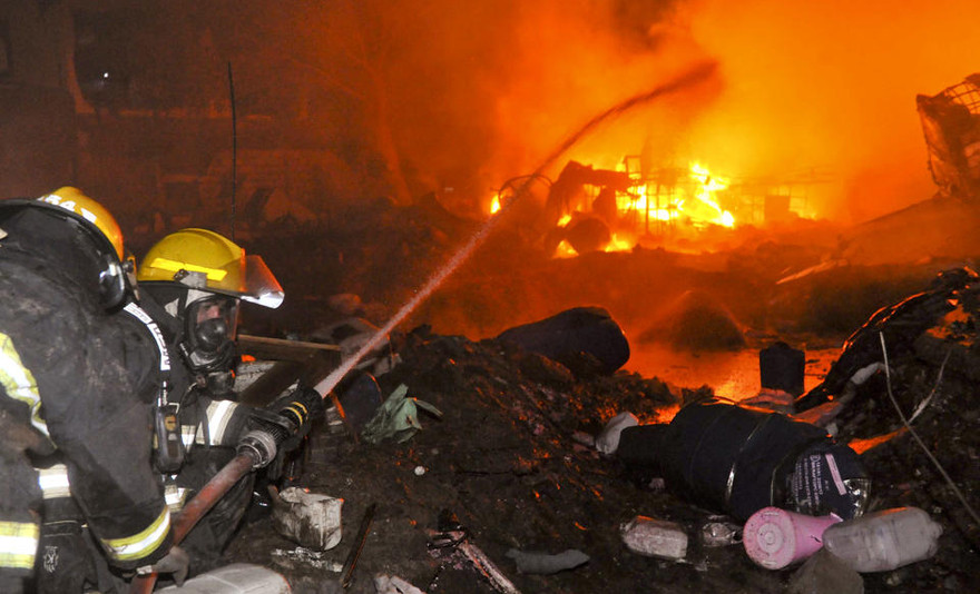 Lính cứu hỏa đang đạp lửa tại hiện trường vụ nổ.