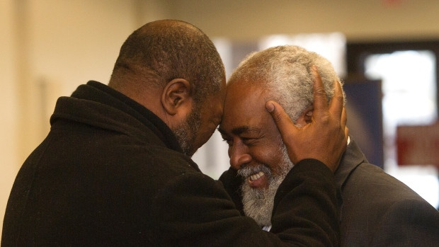 Hai anh em nhà Bridgeman vui mừng trong ngày đoàn tụ.