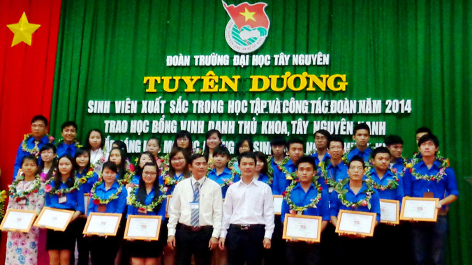 Trao học bổng cho sinh viên xuất sắc trong học tập và phong trào đoàn.