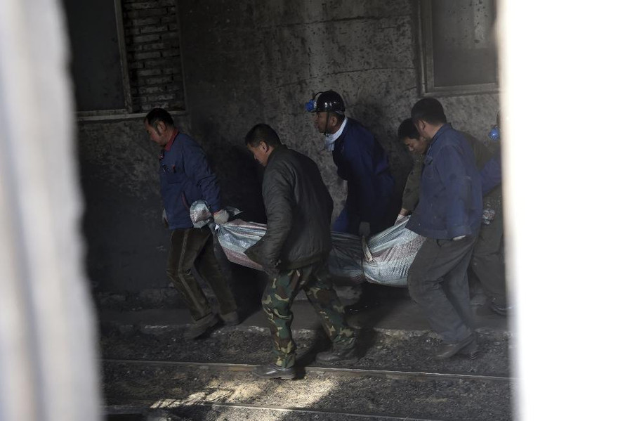 Lực lượng cứu hộ đưa thi thể nạn nhân ra ngoài trong vụ nổ mỏ than ở Liêu Ninh