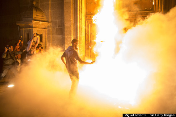 Người biểu tình tức giận đốt cửa dinh Tổng thống