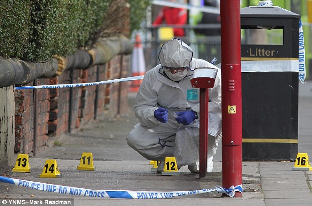 Một cán bộ pháp y thu thập chứng cứ tại hiện trường nơi xảy ra vụ việc. Ảnh: Dailymail