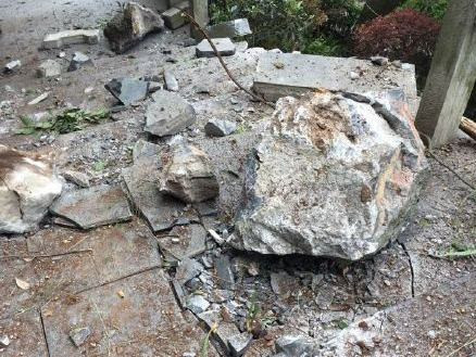 Tảng đá khổng lồ đột nhiên rơi từ trên núi.