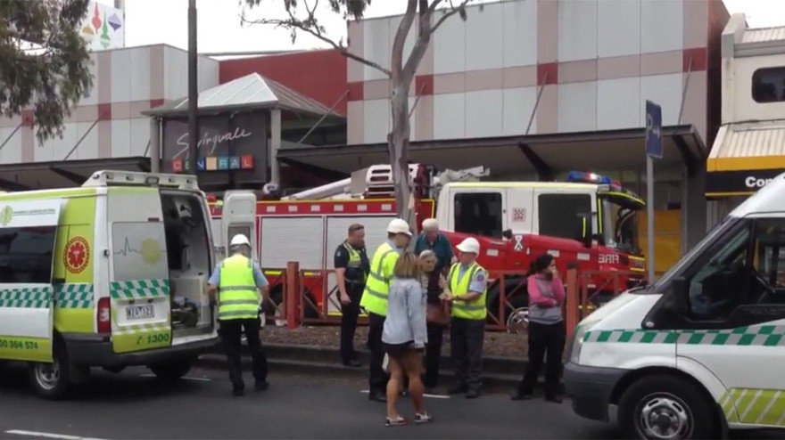 Xe cứu hỏa bên ngoài chi nhánh Ngân hàng Commonwealth ở Melbourne, Úc