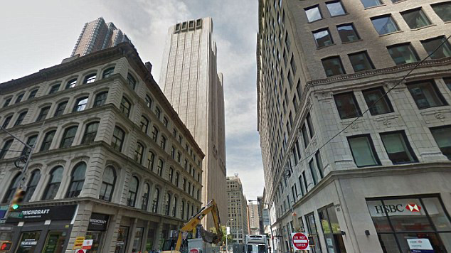 Tòa nhà nổi bật bởi cấu trúc khác biệt, đó là không cửa sổ.