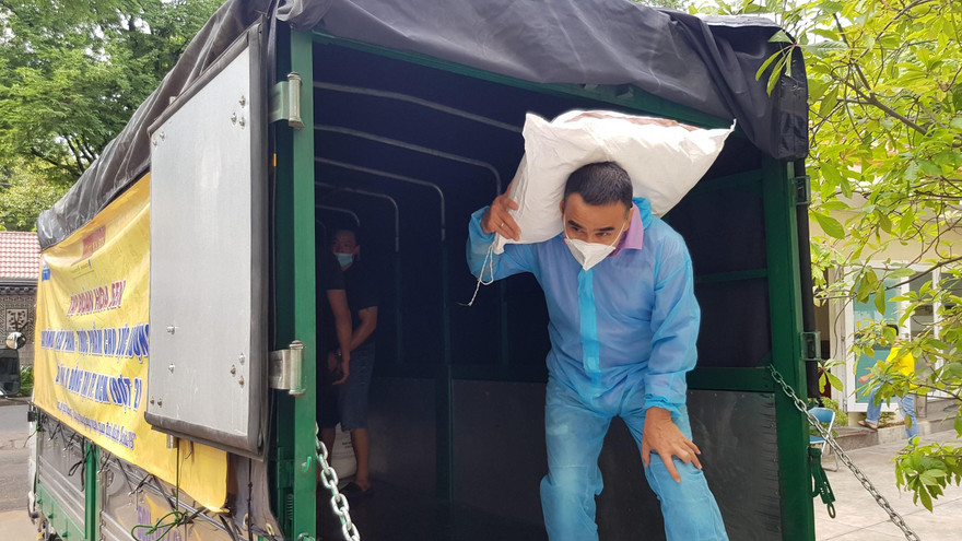 MC Quyền Linh tích cực đồng hành với hoạt động thiện nguyện hỗ trợ tuyến đầu, các bếp ăn 0 đồng tại vùng dịch TPHCM