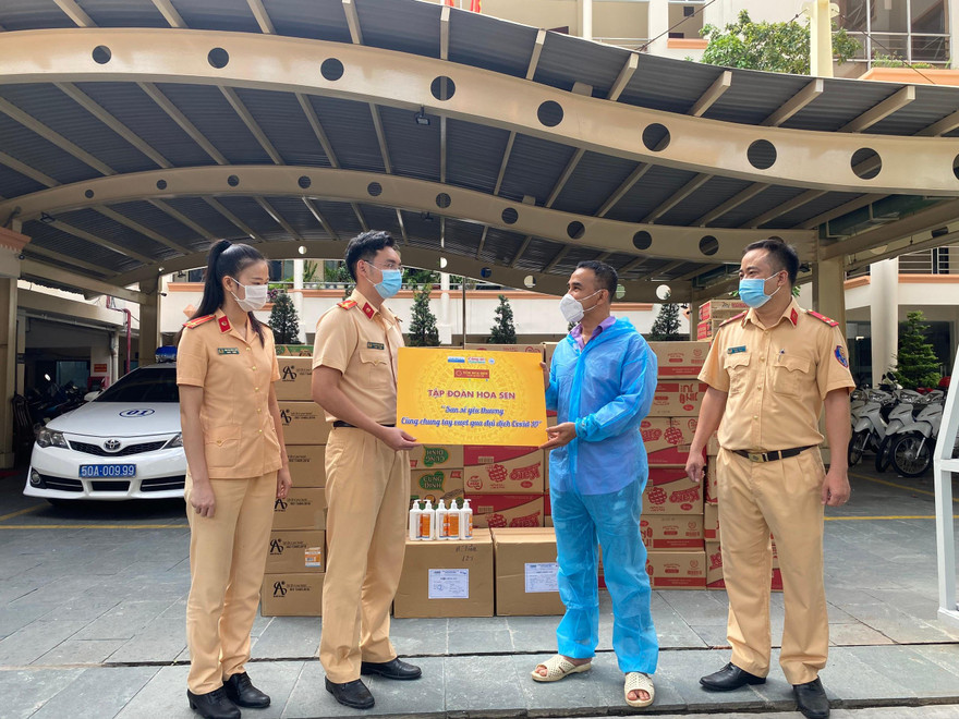 Nghệ sĩ Quyền Linh đã cùng với các tình nguyện viên của Tập đoàn Hoa Sen và các mạnh thường quân đã không ngại nguy hiểm, đi các con đường, ngõ hẻm để trao tới tận tay bà con từng bao gạo, gói mì trong giai giai đoạn căng thẳng của đại dịch.