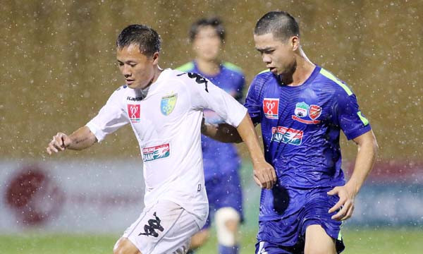 Công Phượng (phải) còn non nớt so với các đàn anh ở V.League