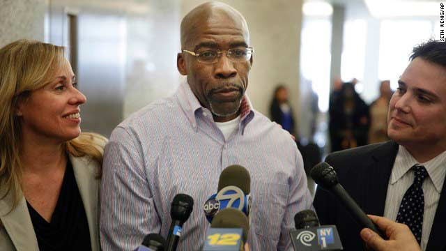 Jonathan Fleming (giữa) đã được phóng thích và bồi thường 6,25 triệu USD sau 25 ngồi tù oan. Ảnh: CNN