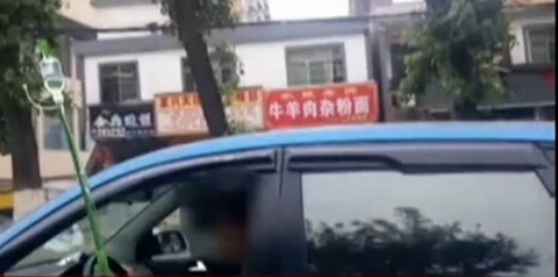 Nữ tài xế gây sốc khi vừa lái xe vừa... truyền dịch