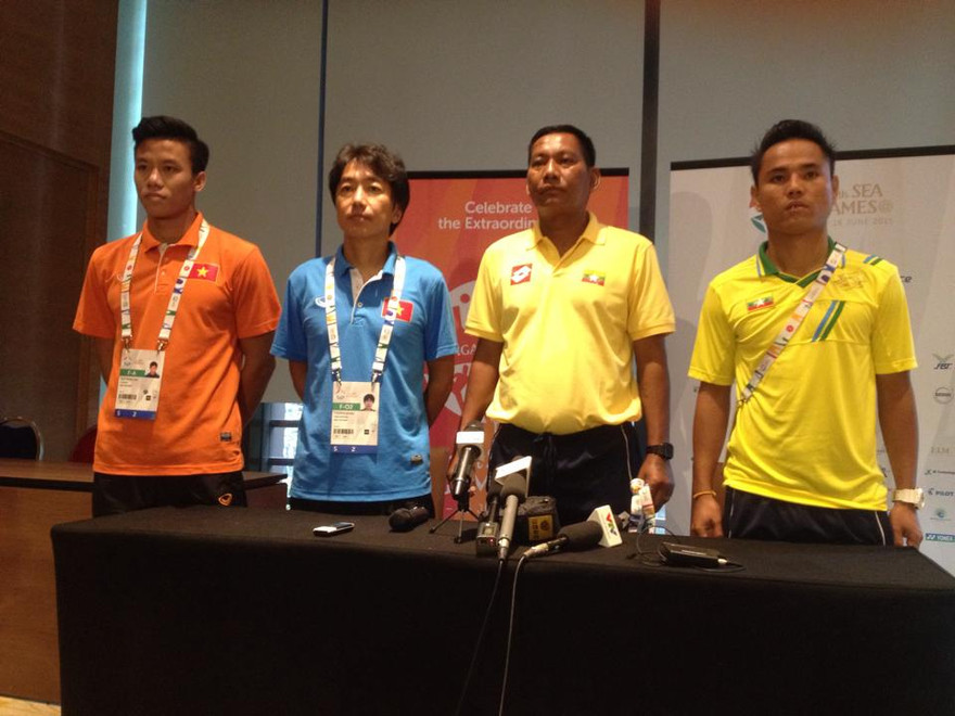 Ông Toshiya Miura và HLV U23 Myanmar Than Tue Aung ở cuộc họp báo trưa nay