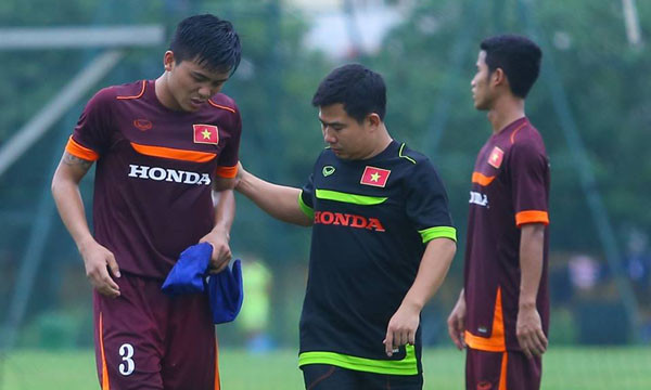 Khả năng thi đấu của Mạnh Hùng (số 3) bị bỏ ngỏ vì chấn thương.