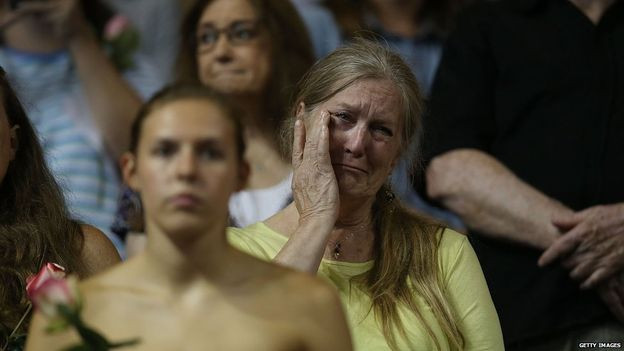 Người thân 1 nạn nhân khóc tại lễ tưởng niệm 