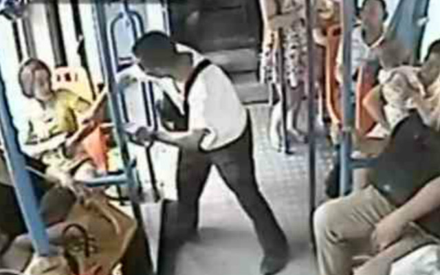 Cụ ông xô gã cô gái vì không nhường chỗ xe bus